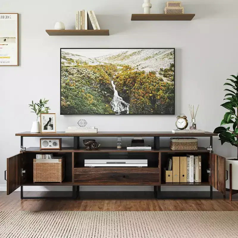 Meuble TV industriel marron rustique avec tiroir et placards latéraux, convient jusqu'à 75"