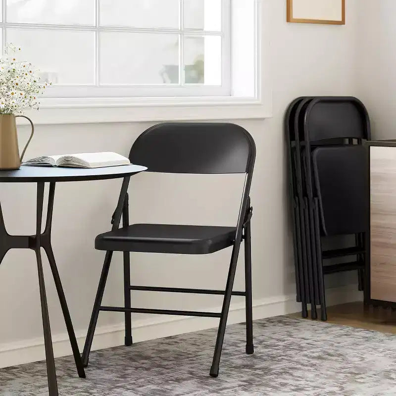 Chaise pliante noire sans accoudoirs avec dossier, structure en métal, 1 place