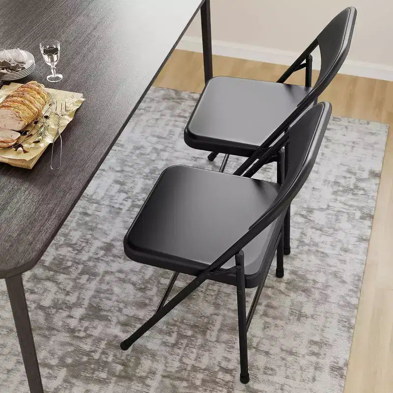 Chaise pliante noire sans accoudoirs avec dossier, structure en métal, 1 place