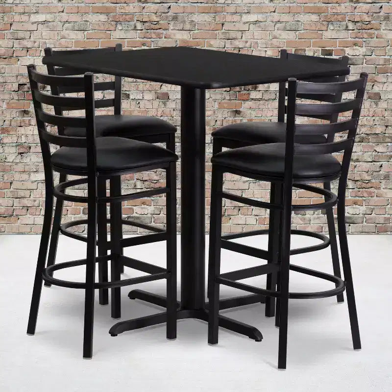 Ensemble table haute stratifiée noire et 4 tabourets de bar en vinyle, 4 places